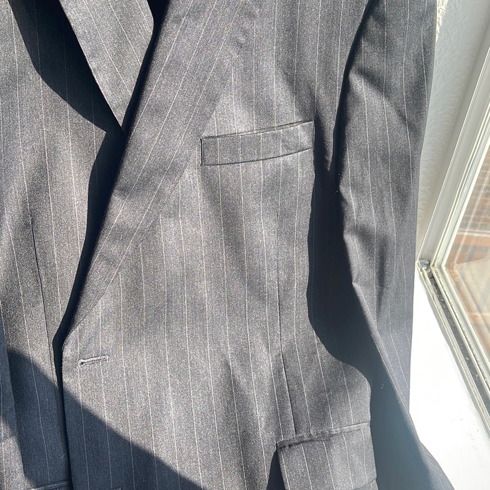 Jos A Bank 50 R Gordon Suit in Charcoal. Single vent, pants are 44 W, see photos